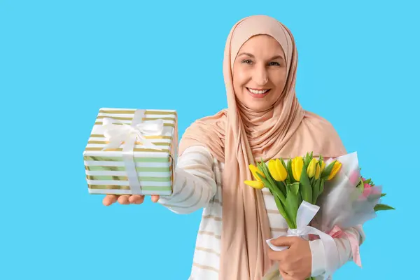 Starší Muslimská Žena Tulipány Dárkové Krabice Modrém Pozadí Ramadánská Oslava — Stock fotografie