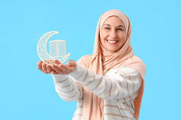 Starší Muslimka Půlměsícem Modrém Pozadí Ramadánská Oslava — Stock fotografie