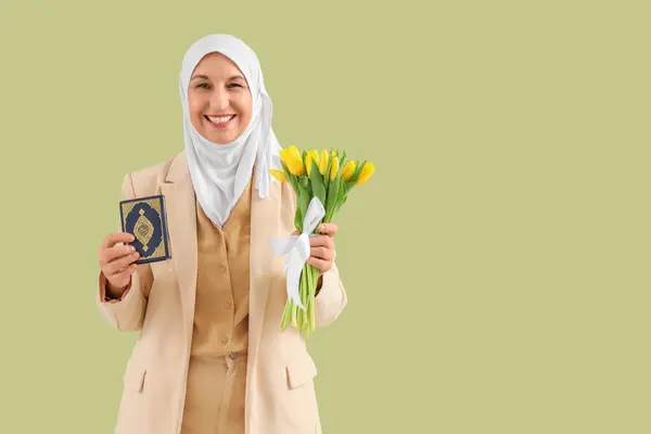 Starší Muslimka Tulipány Koránem Zeleném Pozadí Ramadánská Oslava — Stock fotografie