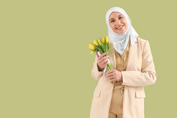 Starší Muslimka Tulipány Zeleném Pozadí Ramadánská Oslava — Stock fotografie