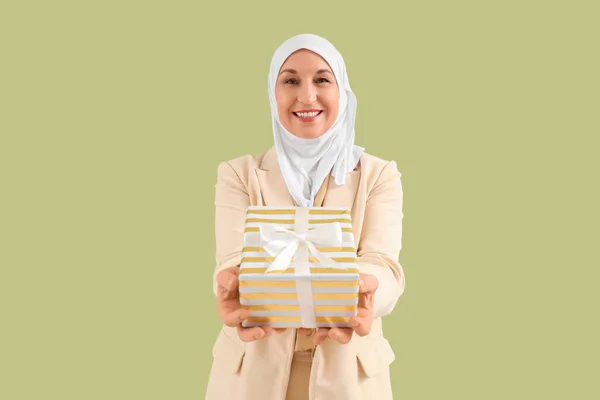 Starší Muslimka Dárkovou Krabicí Zeleném Pozadí Ramadánská Oslava — Stock fotografie