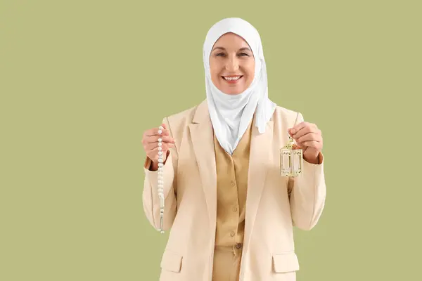 Starší Muslimská Žena Lampou Modlící Korálky Zeleném Pozadí Ramadánská Oslava — Stock fotografie