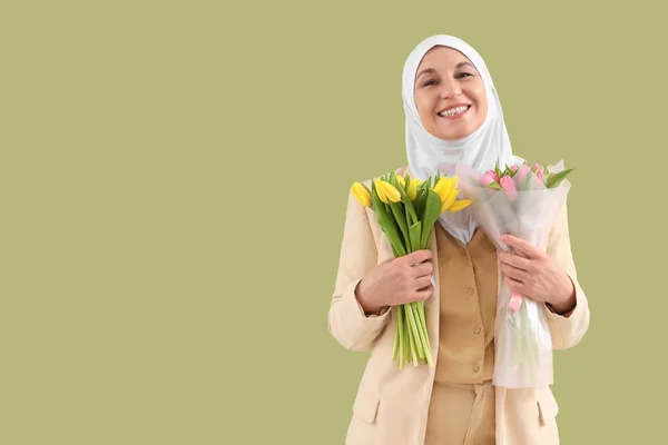 Starší Muslimka Tulipány Zeleném Pozadí Ramadánská Oslava — Stock fotografie
