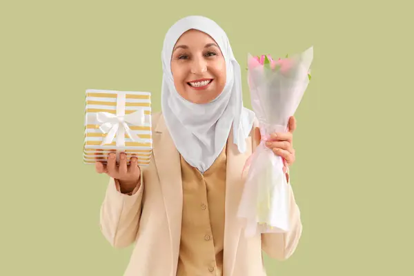 Starší Muslimka Tulipány Dárek Zeleném Pozadí Ramadánská Oslava — Stock fotografie