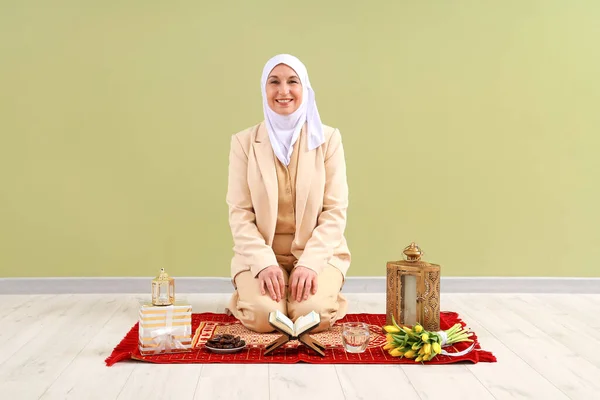 Starší Muslimka Modlí Podložce Zelené Zdi Ramadánská Oslava — Stock fotografie
