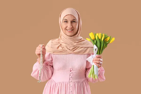 Starší Muslimka Tulipány Modlícími Korálky Hnědém Pozadí Ramadánská Oslava — Stock fotografie