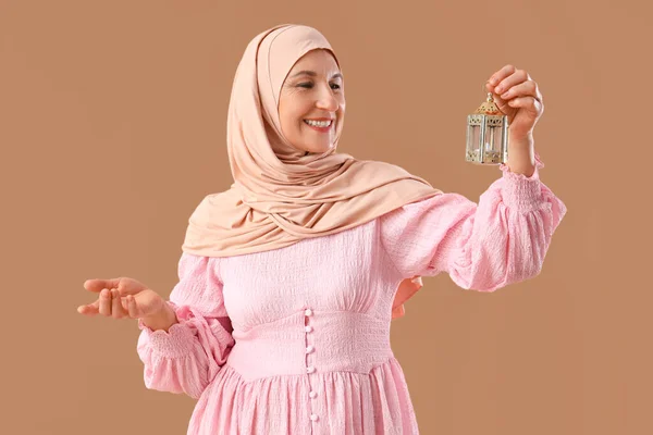 Starší Muslimka Lampou Hnědém Pozadí Ramadánská Oslava — Stock fotografie