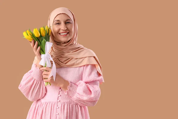 Starší Muslimka Tulipány Hnědém Pozadí Ramadánská Oslava — Stock fotografie