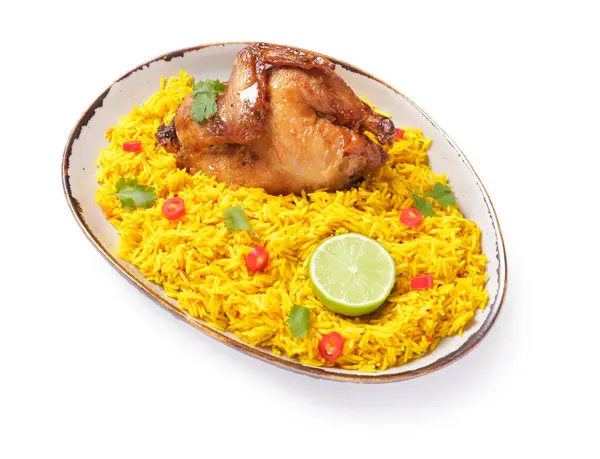 Beyaz arka planda geleneksel tavuk biryani tabağı