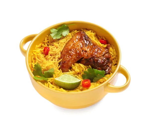 Beyaz arka planda bir kase geleneksel tavuk biryani.