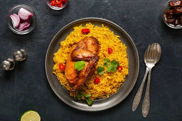 Siyah arka planda geleneksel tavuk biryani tabağı