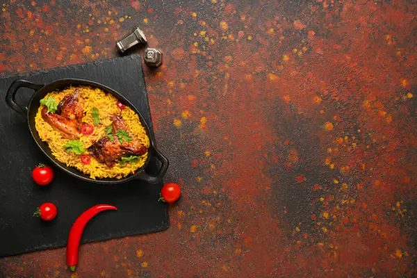 伝統的なチキンバリヤニのベーキングディッシュとグラウンジの背景の食材 — ストック写真