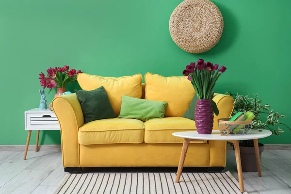 Oturma odasının içinde, vazolarda laleler.