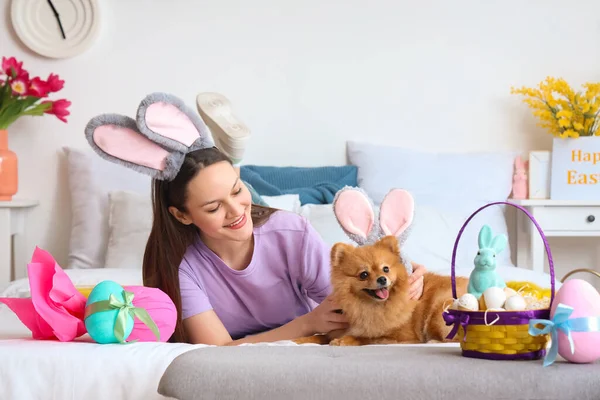 Fiatal Aranyos Pomerániai Kutyával Nyuszifülekkel Hálószobában Húsvéti Ünnepség — Stock Fotó