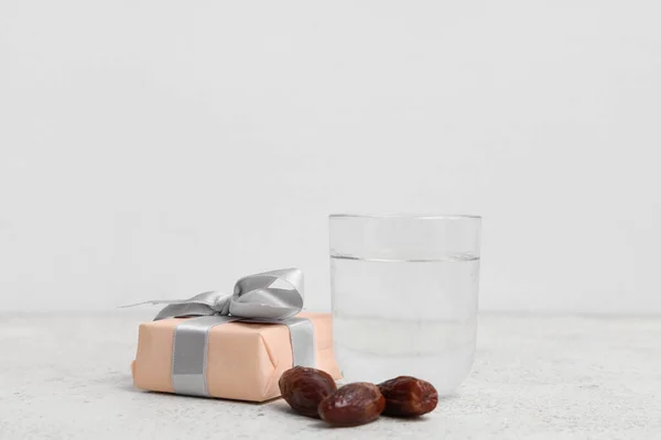 Geschenkkarton Mit Getrockneten Datteln Und Einem Glas Wasser Für Den — Stockfoto