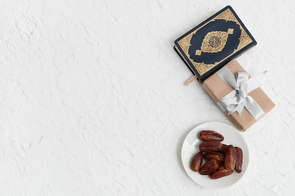 Geschenkkarton Mit Getrockneten Datteln Und Koran Zum Ramadan Auf Weißem — Stockfoto