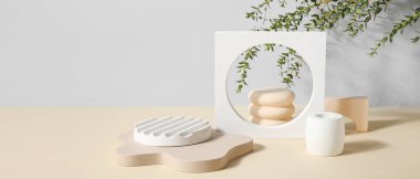 Alçı podyumlar ve okaliptüs dalları metin için alanı olan renk arkaplanı