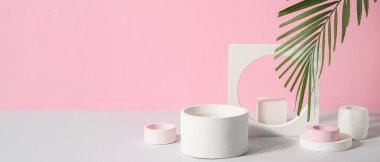 Renk arkaplanı üzerine alçı podyumlar ve palmiye yaprağı metin için boşluk