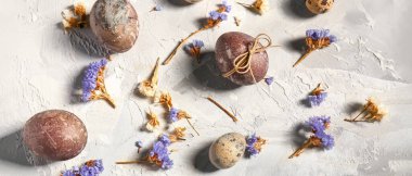 Paskalya yumurtaları ve çiçekler arka planda hafif grunge, üst manzara