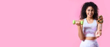 Balon şeklinde 8 figürlü genç Afro-Amerikalı kadın ve pembe arka planda dambılı ve mesaj için yeri var. Uluslararası Kadınlar Günü kutlamaları