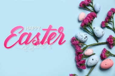 Açık mavi arka planda yumurta ve çiçeklerle Paskalya tebrik kartı