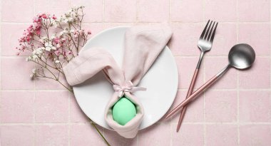 Paskalya yemeği için pembe fayanslı güzel bir masa.