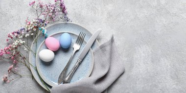 Gri grunge arka planda paskalya yemeği için güzel bir sofra.