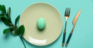 Turkuaz arka planda Paskalya yemeği için güzel bir masa.