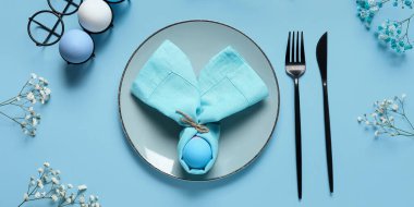 Mavi arka planda Paskalya yemeği için güzel bir sofra.