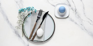 Paskalya yemeği için arka planda güzel bir şenlik masası.