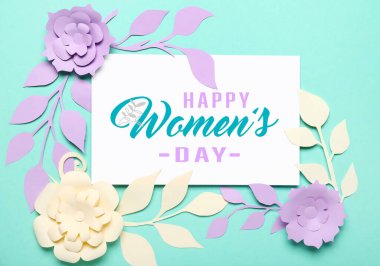 Mesajlı tebrik kartı Mutlu Kadınlar Günü, kağıt çiçekler ve açık mavi arkaplanda yapraklar