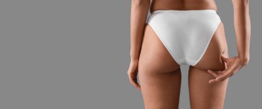 Gri arkaplanı, yazı ve arka plan için alanı olan vücudunda çatlaklar olan güzel bir genç kadın. 