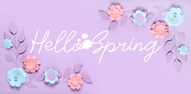 Metin Hello, İlkbahar, kağıt çiçekler ve leylak arkaplan yapraklı pankart