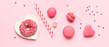 Pembe arka planda farklı tatlılar. Sevgililer Günü kutlaması