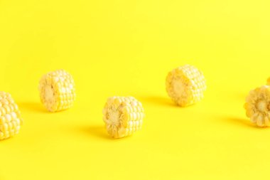 Sarı arkaplanda taze mısır koçanı kes