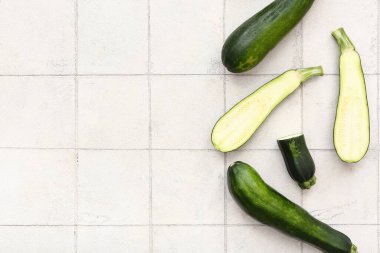 Beyaz karo zemin üzerinde taze yeşil kabak