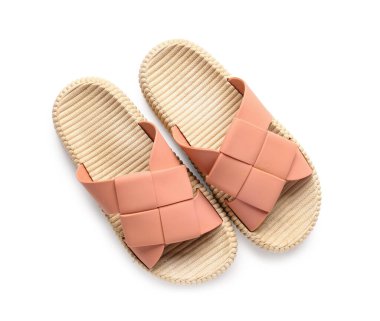 Beyaz arka planda turuncu kadın terlikleri