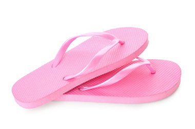 Beyaz arka planda pembe kadın terlikleri