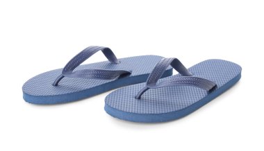 Beyaz arka planda mavi kadın terlikleri