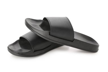 Beyaz arka planda siyah kadın terlikleri