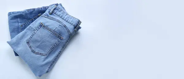 Eleganti Jeans Piegati Sfondo Chiaro Con Spazio Testo — Foto Stock