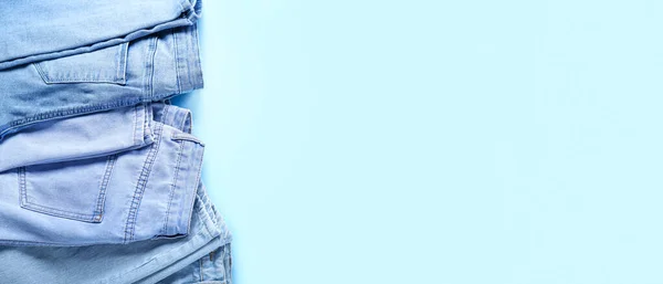 Jeans Alla Moda Sfondo Azzurro Con Spazio Testo Vista Dall — Foto Stock