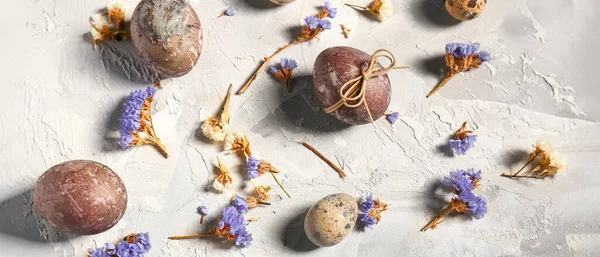 Paskalya yumurtaları ve çiçekler arka planda hafif grunge, üst manzara