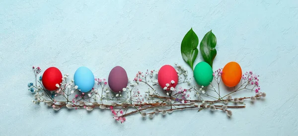 Раскрашенные Пасхальные Яйца Цветы Гипсофилы Ивовые Ветви Синем Фоне Гранжа — стоковое фото