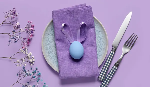 Leylak arka planda Paskalya yemeği için güzel bir masa.