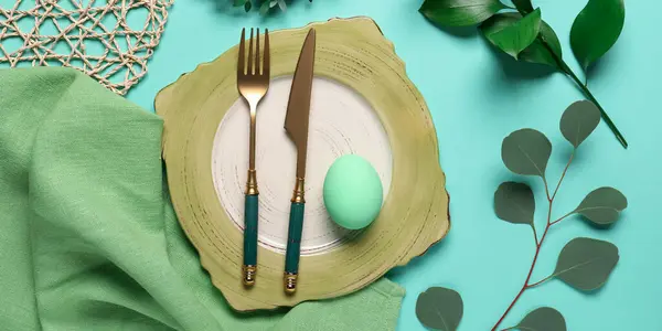 Turkuaz arka planda Paskalya yemeği için güzel bir masa.