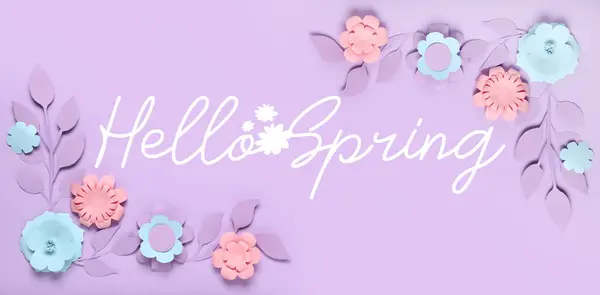 带有文本的横幅Hello Spring 纸花和叶子在淡紫色背景上 — 图库照片