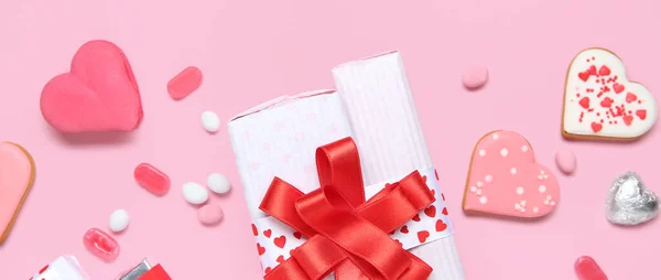 Подарок Вкусными Сладостями День Святого Валентина Розовом Фоне — стоковое фото