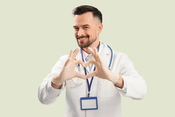 Männlicher Arzt Macht Herz Mit Seinen Händen Auf Grünem Hintergrund — Stockfoto