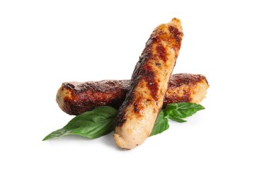 Beyaz arka planda ızgara sosis ve fesleğen.